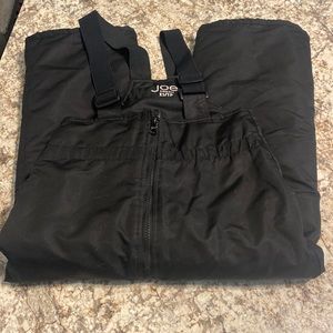 Snowpacks zip up, adjustable shoulders